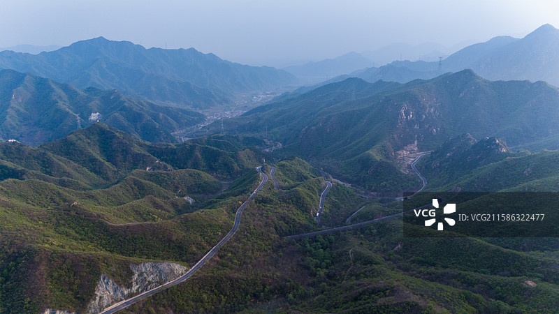 春天山区蜿蜒的公路航拍图片素材