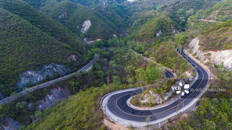 春天山区蜿蜒的公路航拍图片素材