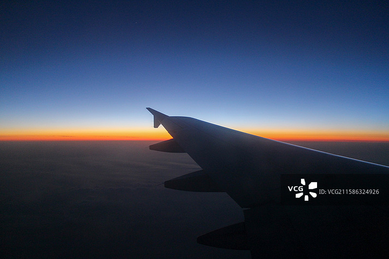 飞机窗外的日落图片素材