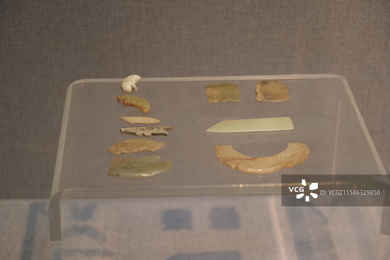 玉蚕 西周(公元前1046-前771年)1966年洛阳瀍河区机瓦厂墓葬出土洛阳博物馆藏图片素材