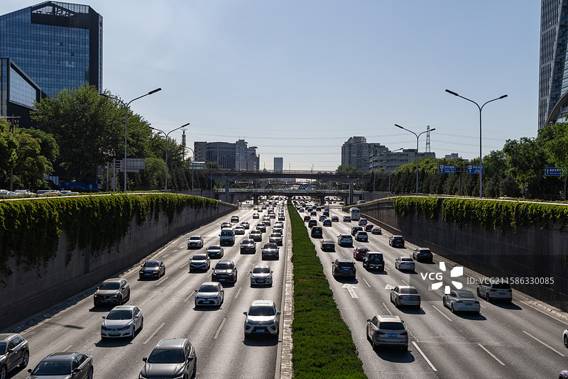 北京城市早高峰主干道交通车流图片素材