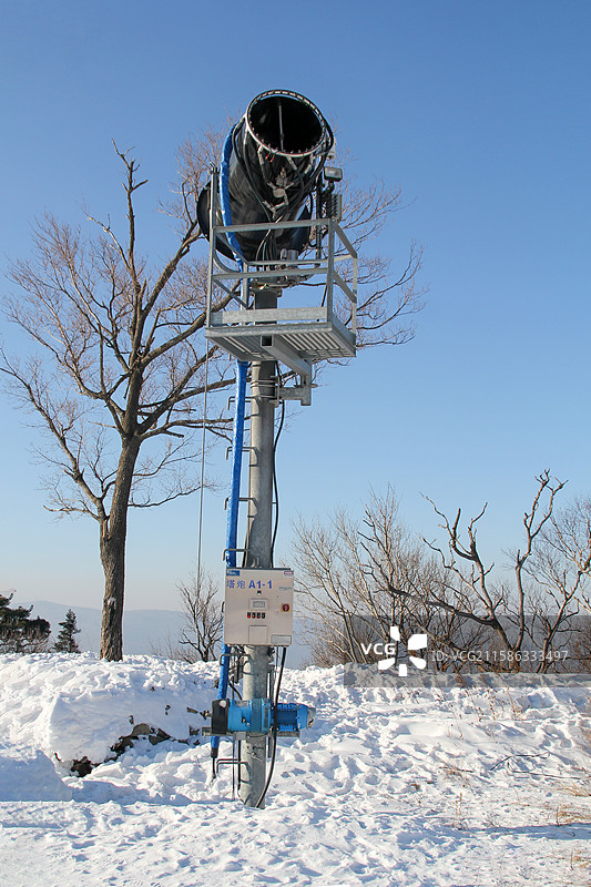 哈尔滨亚布力滑雪场缆车与雪山景色图片素材