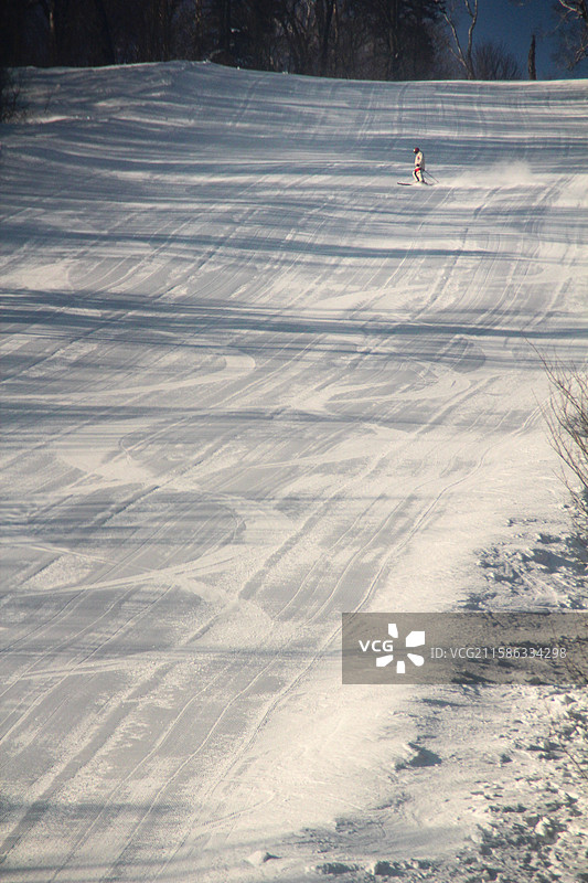 在雪地上滑雪的人远景图片素材
