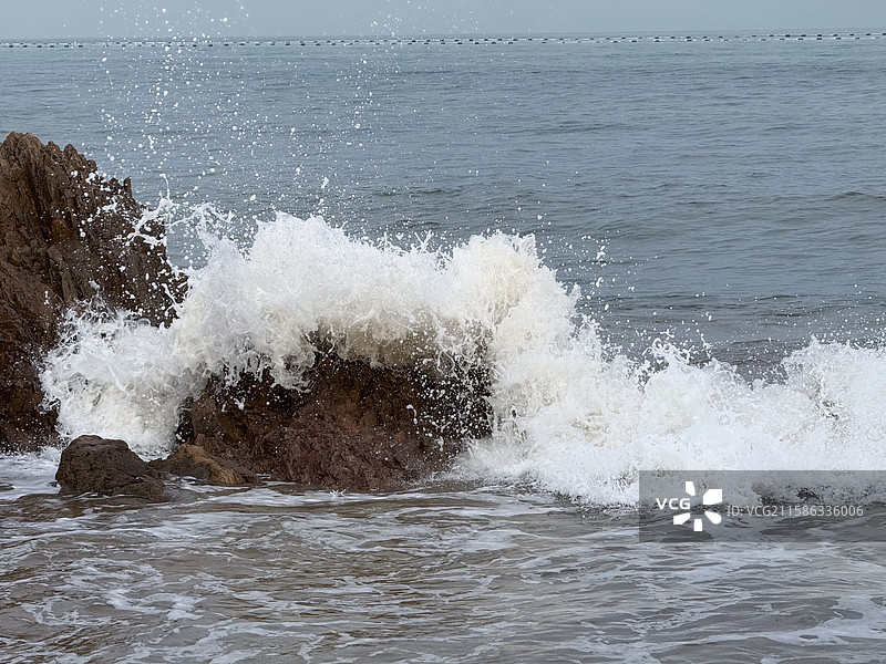 青岛雕塑园海浪礁石图片素材