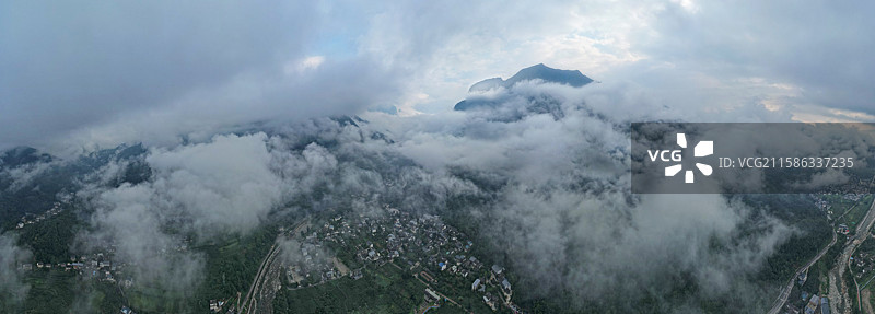 航拍清晨云雾缭绕的青溪镇图片素材