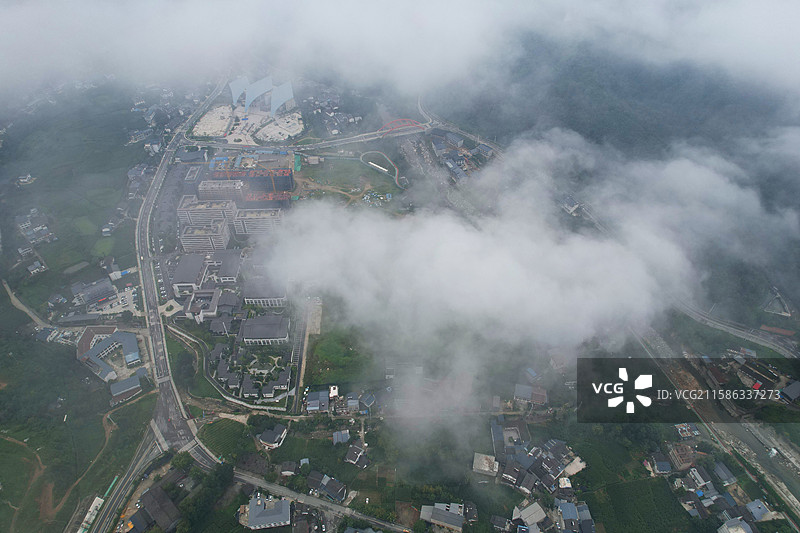 航拍清晨云雾缭绕的青溪镇图片素材