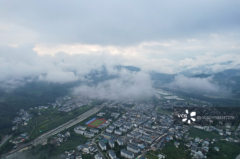 航拍清晨云雾缭绕的青溪镇图片素材