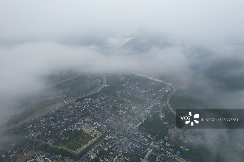 航拍清晨云雾缭绕的青溪镇图片素材