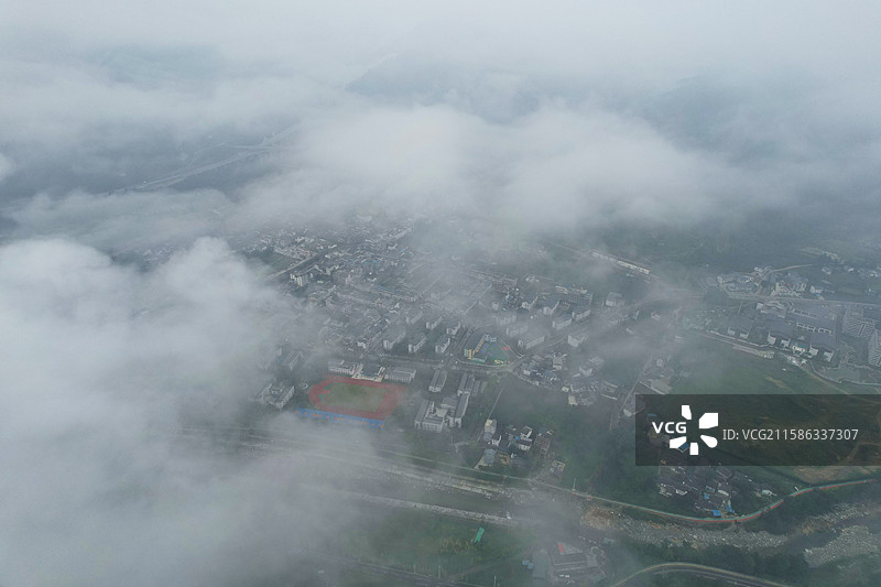 航拍清晨云雾缭绕的青溪镇图片素材