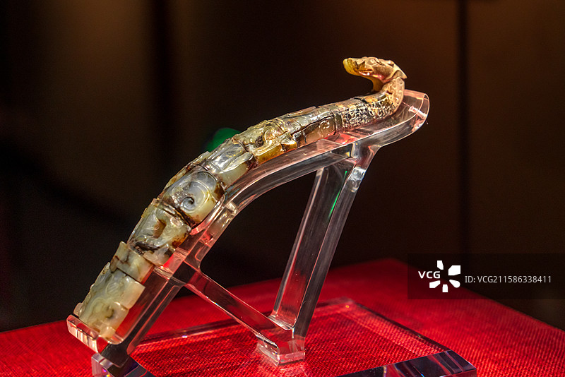 广州南越王博物院西汉八节铁芯龙虎玉带钩图片素材