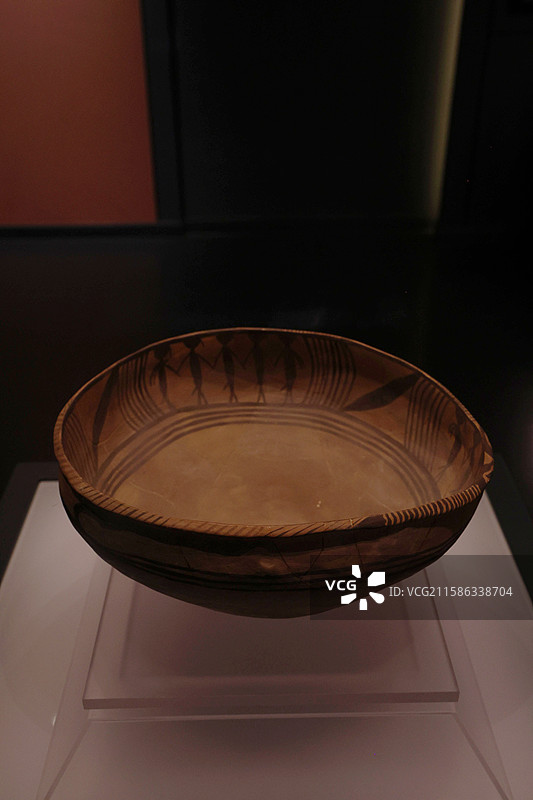 青海省博物馆馆藏马家窑文化舞蹈纹彩陶盆图片素材