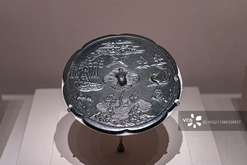 河南博物院藏唐抚琴引凤铜镜图片素材