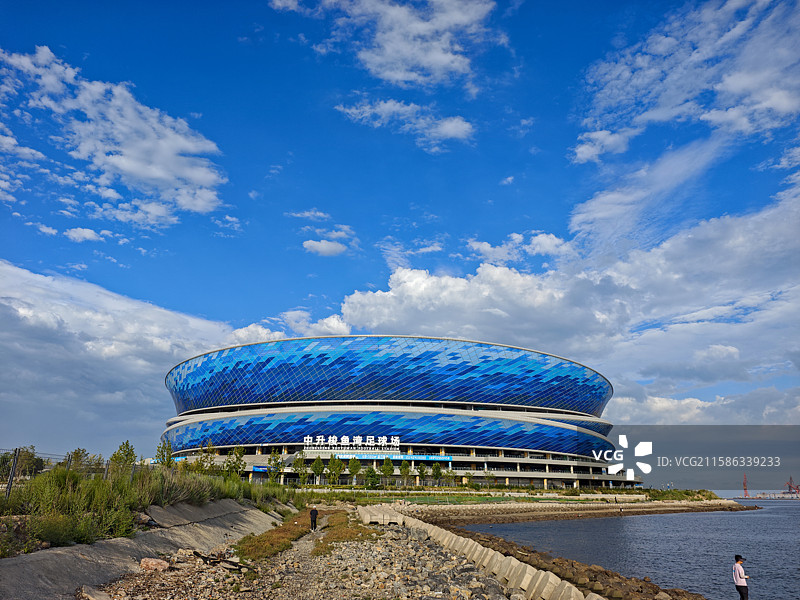 大连梭鱼湾海边足球场  蓝天白云  海边图片素材