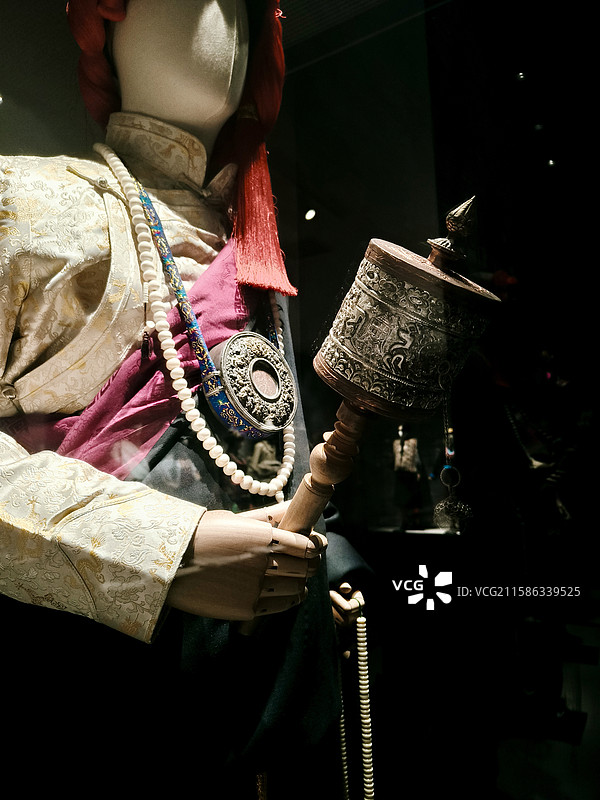 青海藏文化博物院里展示的藏民服饰图片素材