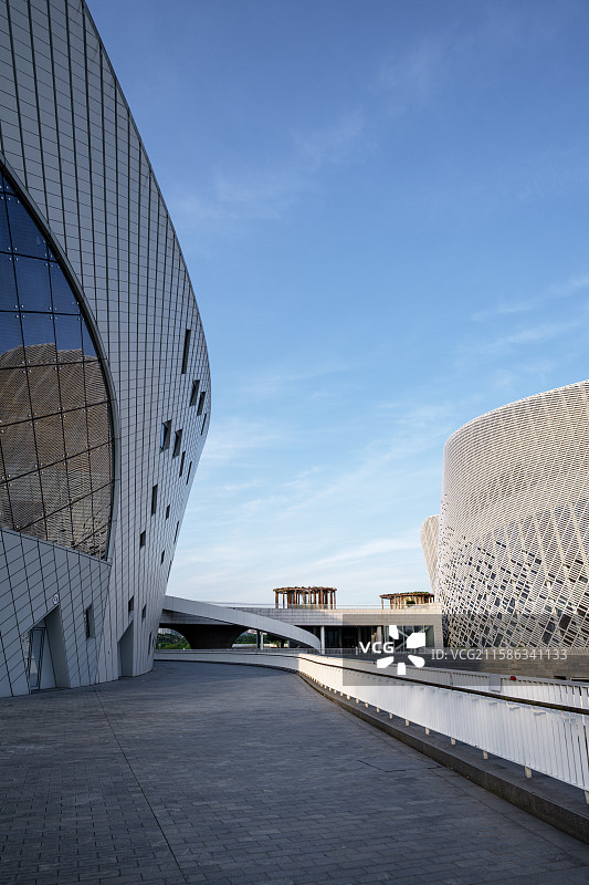 福建福州海峡艺术中心现代建筑的曲线之美图片素材