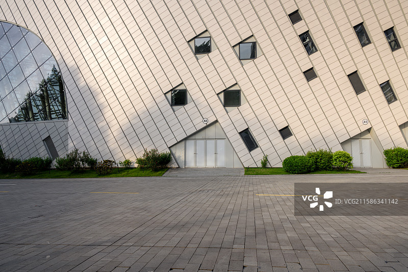 福建福州海峡艺术中心现代建筑的独特外观图片素材