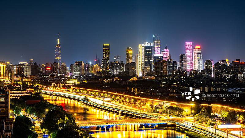 南京城市天际线与明城墙同框夜景图片素材