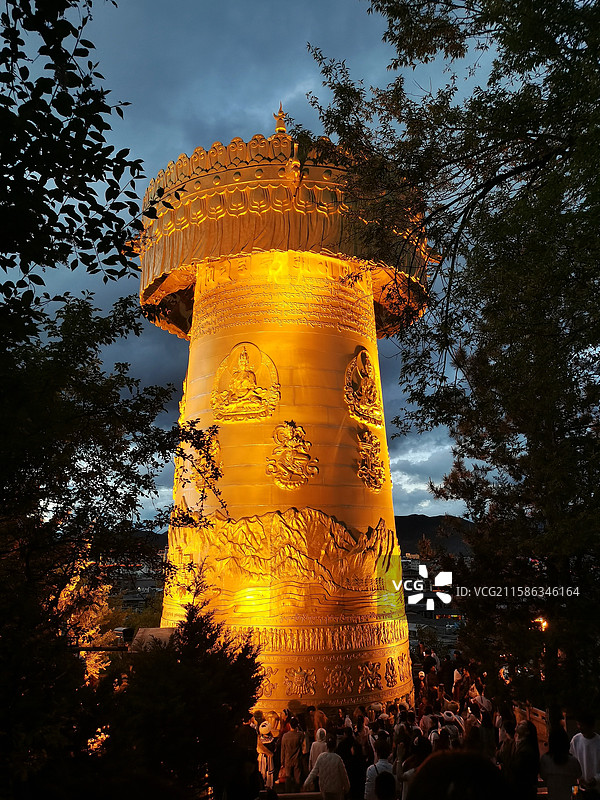 香格里拉世界最大的转经筒图片素材