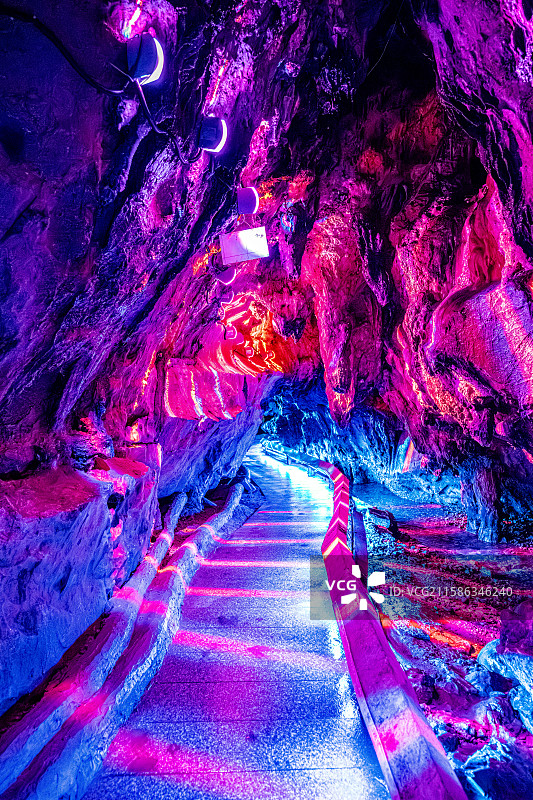 玉华洞 藏禾洞 霓虹灯光洞穴通道 福建三明将乐县玉华古洞风景名胜 喀斯特地貌溶洞图片素材