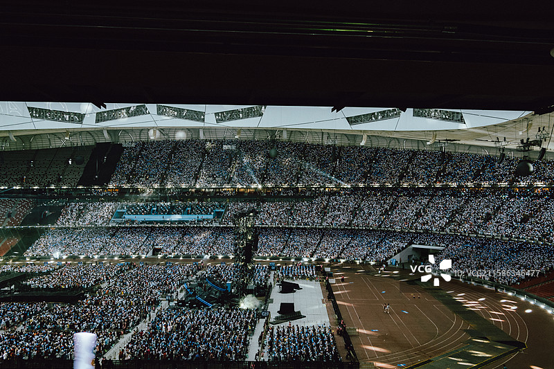体育场内演唱会的灯光秀图片素材