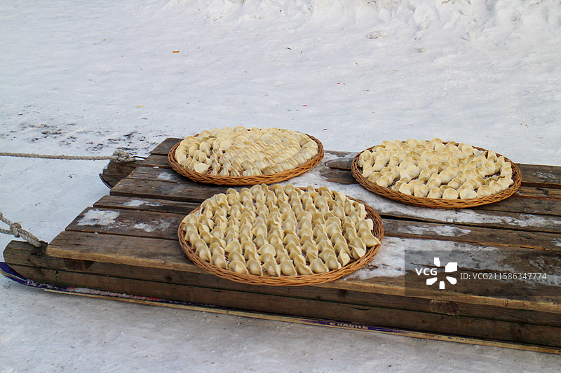 竹篮中的传统饺子图片素材