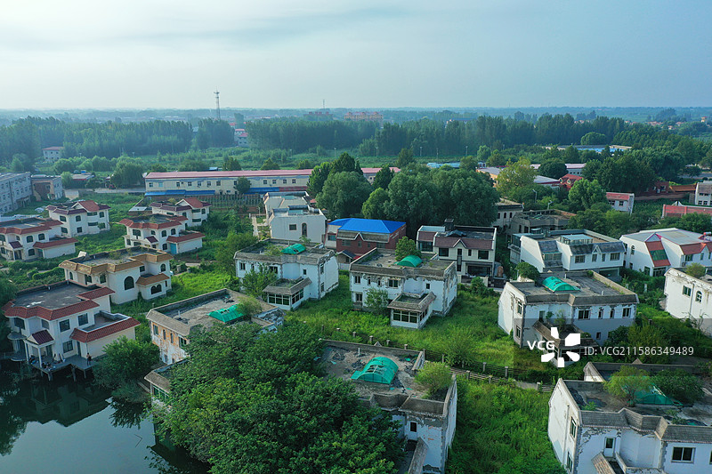蓝天白云水乡秀，碧波荡漾秋风皱  雁鹭飞翔天边影，百舸千船乌篷走  鸟语欢歌荷香诱，如诗如画醉心透图片素材