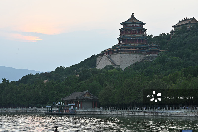 颐和园昆明湖边的万寿山图片素材