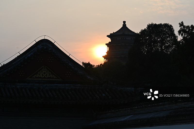 颐和园昆明湖边的万寿山图片素材