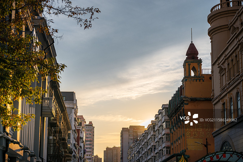 黑龙江哈尔滨中央大街黄昏时分的城市街景图片素材