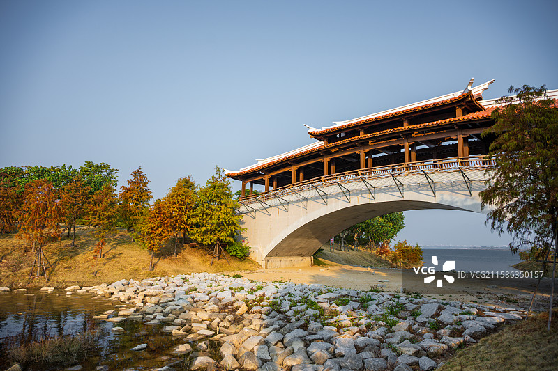 福建厦门马銮湾公园廊桥横跨湖畔图片素材