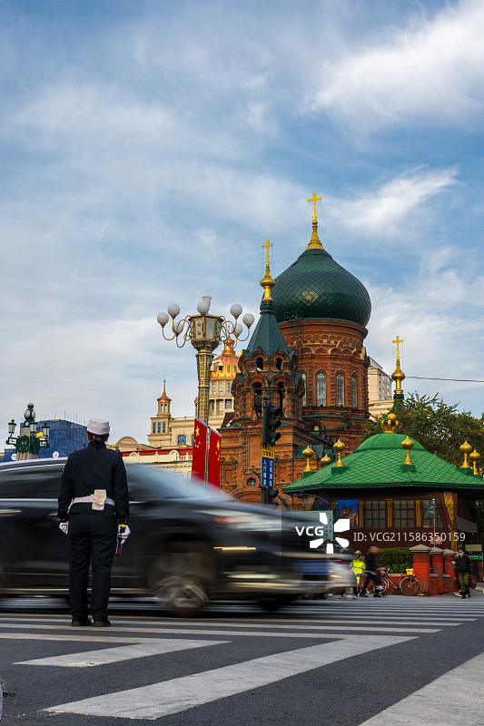 黑龙江哈尔滨圣索菲亚大教堂前的街景图片素材