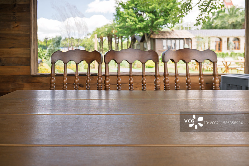 木质餐桌与椅子的静谧室内场景图片素材