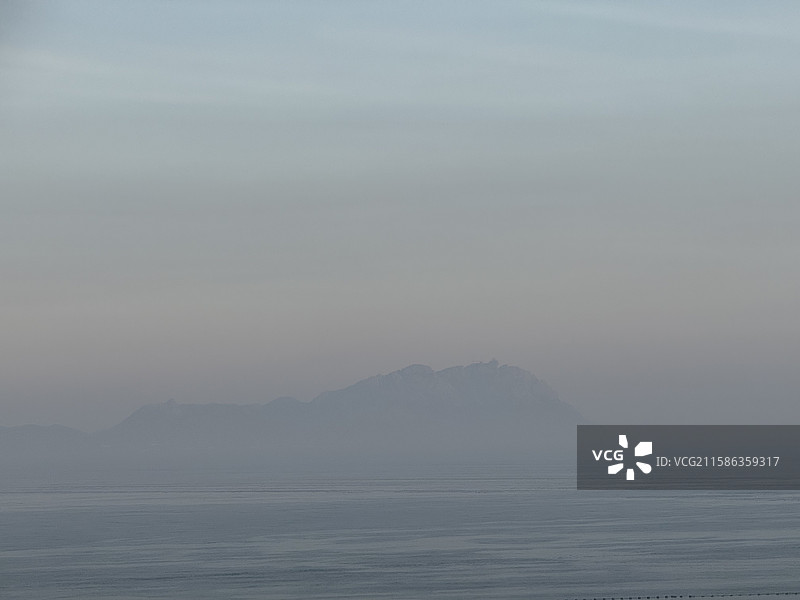 傍晚隔海远眺雾中的灵山岛图片素材