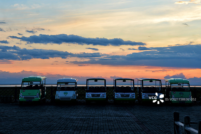 新疆巴音布鲁克草原放牧图片素材