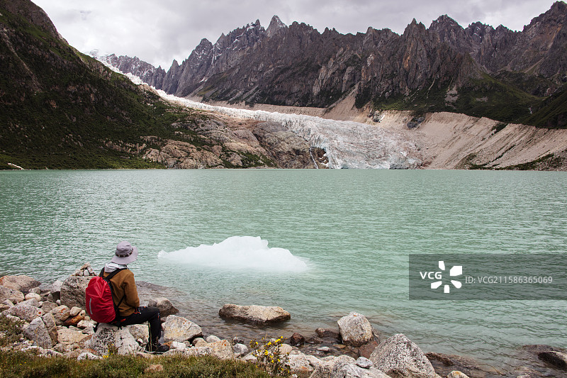 世界上落差最大的悬冰川布加冰川图片素材