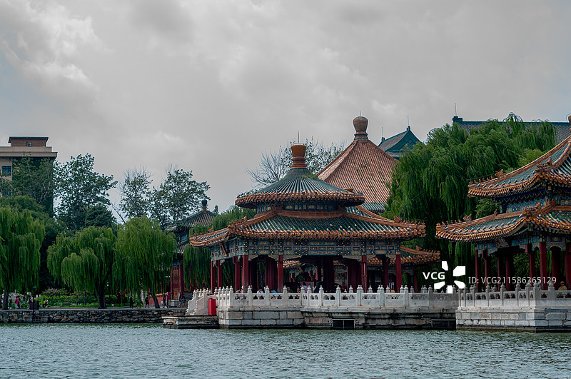 北京北海公园北海湖五龙亭图片素材