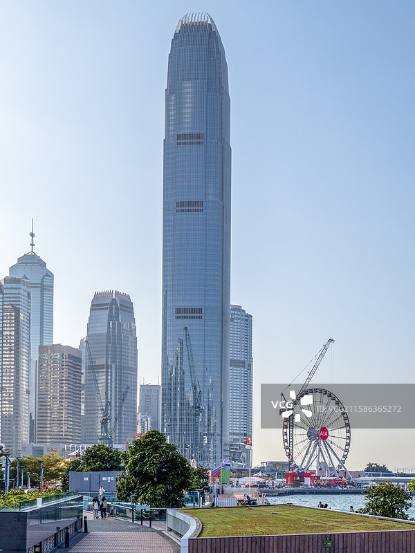 香港维多利亚港海岸线的国际金融中心与中环摩天轮图片素材