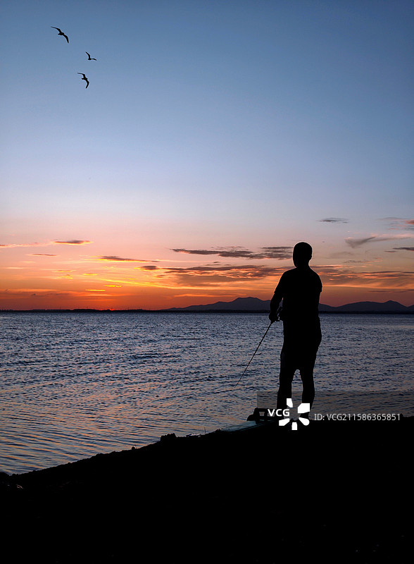 夕阳下的垂钓图片素材