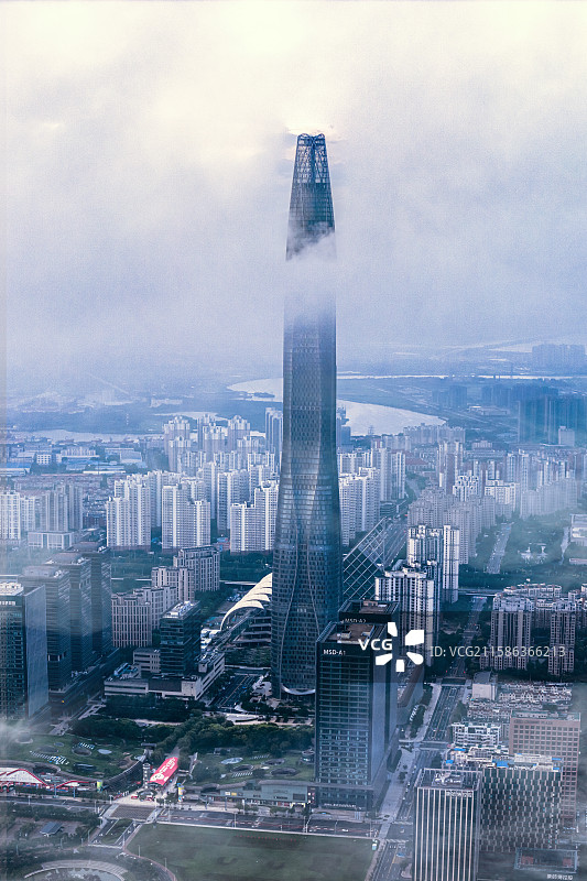 天津周大福金融中心穿云破雾图片素材
