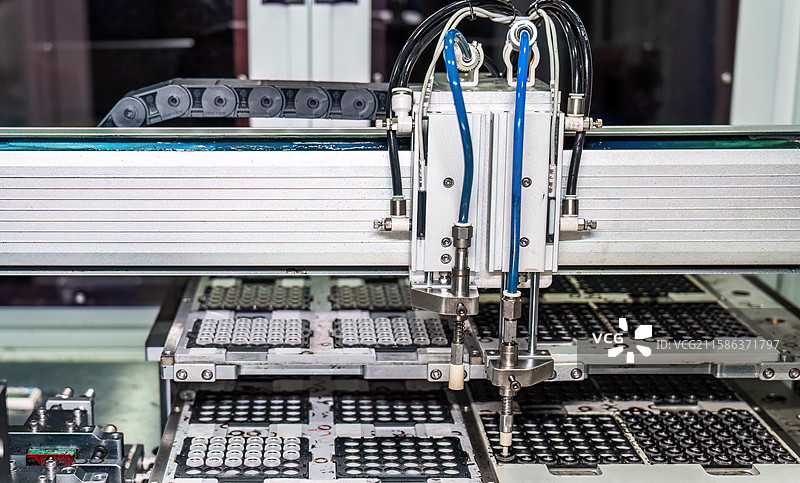 现代工业工厂的自动化生产设备生产光学镜头图片素材