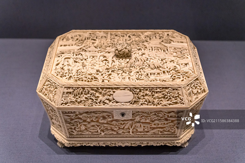 广东省博物馆展示的清代象牙镂雕山水人物纹八角四兽足针线盒图片素材