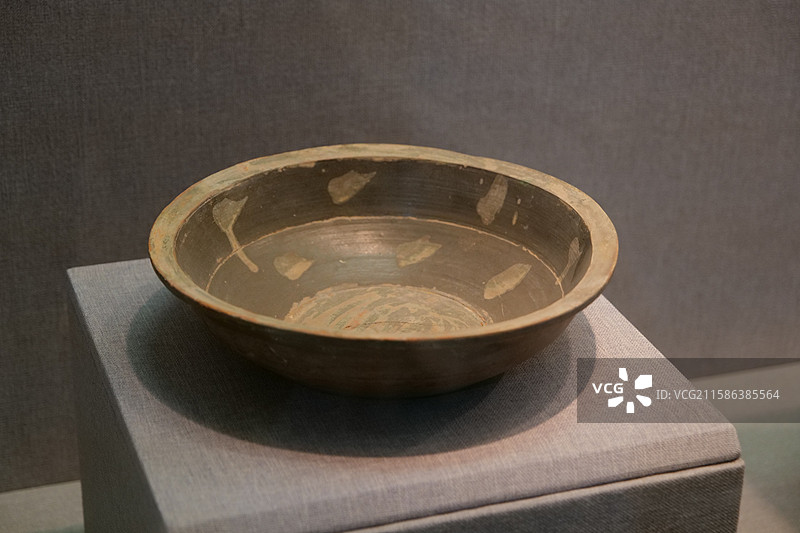 釉陶盆东汉(公元25-公元220年)2000年洛阳吉利区炼油厂汉墓出土洛阳博物馆藏图片素材