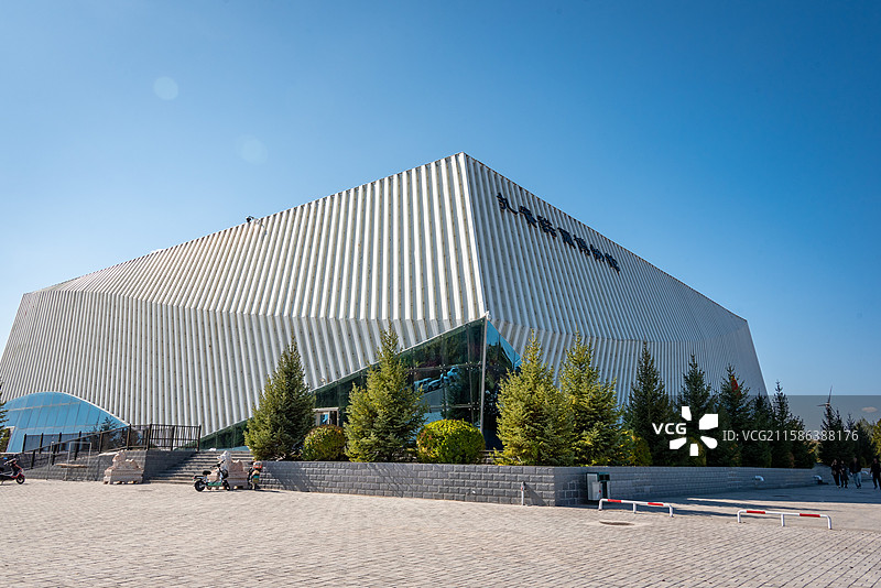 扎赉诺尔煤矿博物馆，波浪外墙现代设计，晴空下人群活动，城市新地标。图片素材