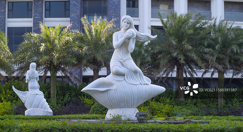 4A旅游景区南澳岛青澳湾侧身坐在硕大海螺上双手紧抱海螺长发飘飘身穿吊带连衣裙赤脚龙宫螺仙海螺姑娘雕像图片素材