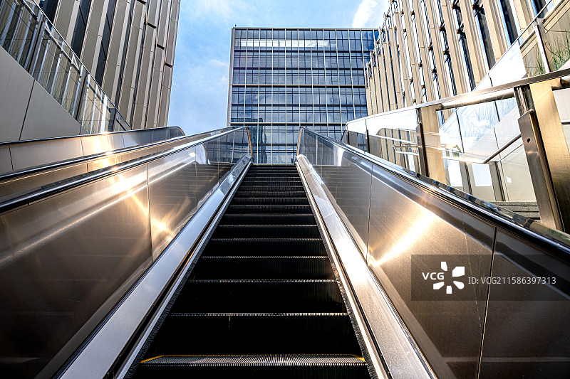 迈向职场成功之路 电梯向上通往未来职业化 上海虹桥国际中央商务区 临港嘉定科技城科研办公楼宇图片素材