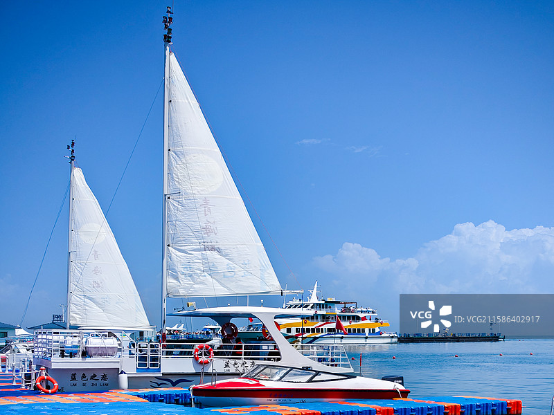 青海湖帆船图片素材