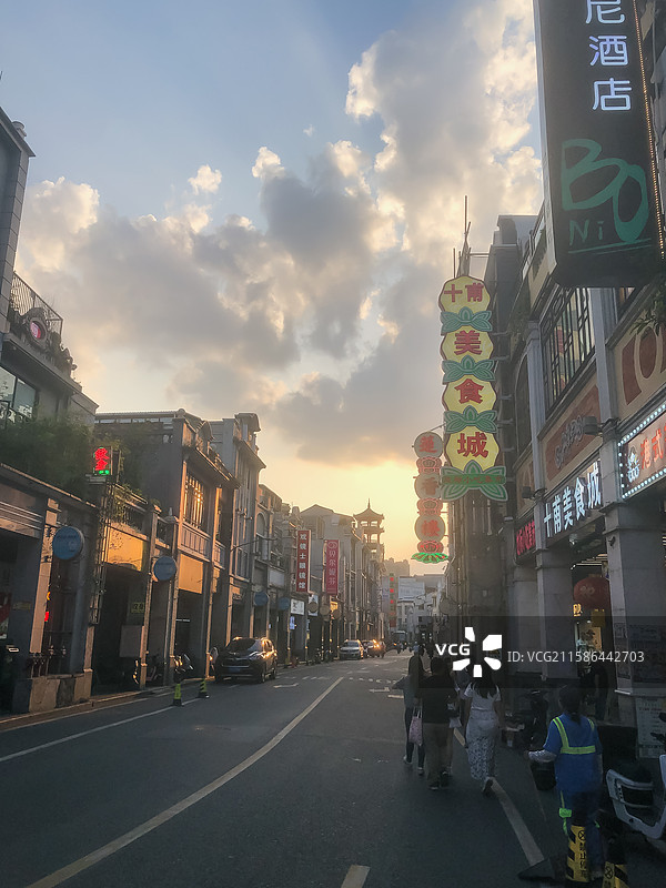 中国广东广州上下九步行街日落街道街拍。图片素材