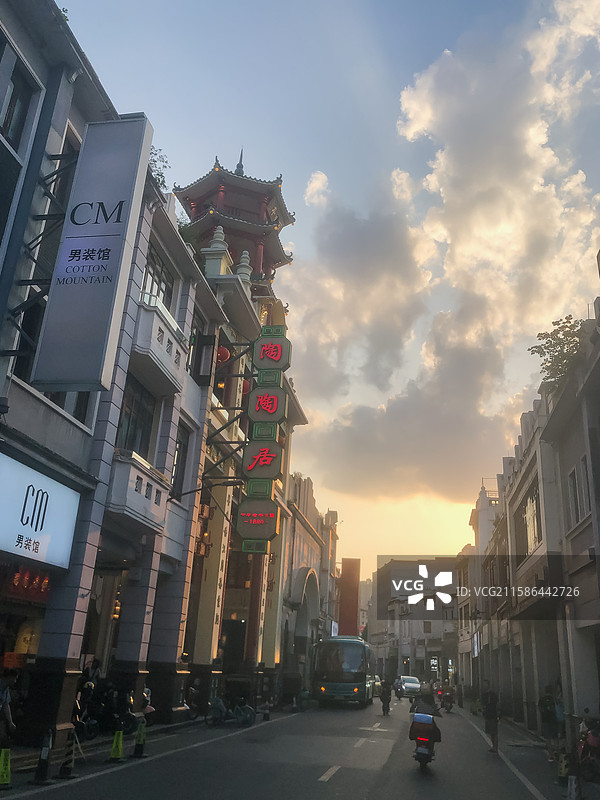 中国广东广州上下九步行街日落街道街拍。图片素材