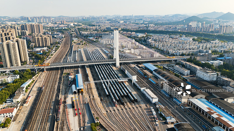航拍全国跨越最多轨道的徐州和平大桥以及多条并列的火车图片素材