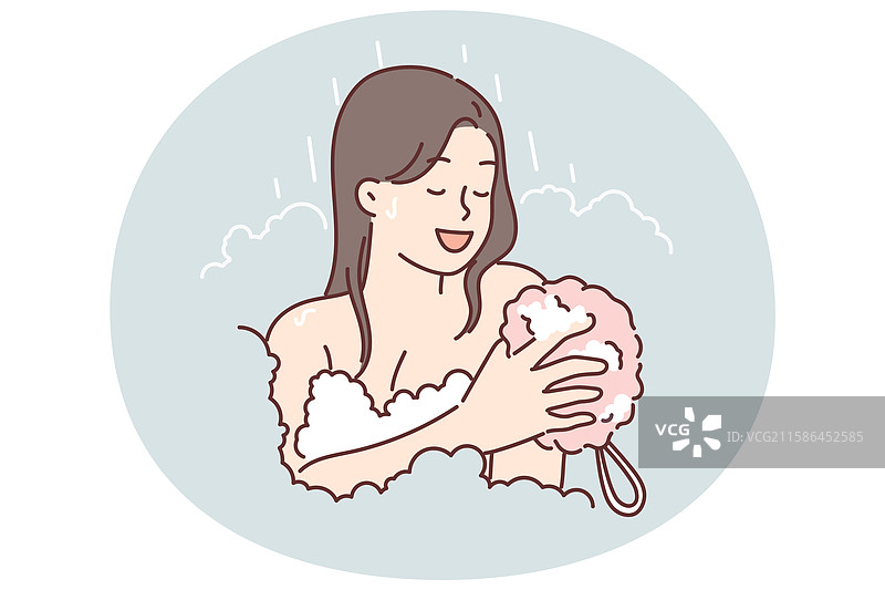 女人站着用洗澡巾洗澡图片素材